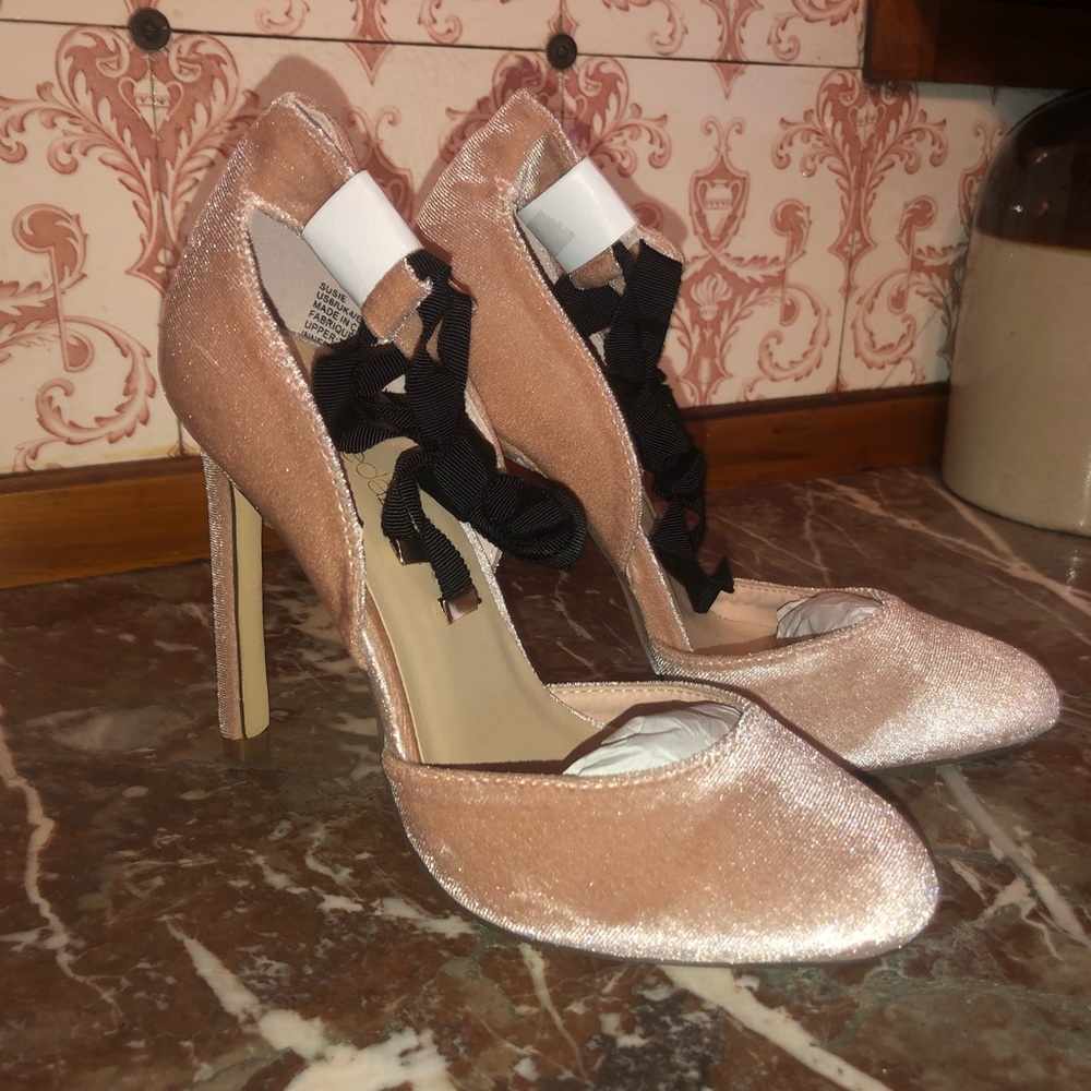Velvet Pumps in Blush NWT - Picture 3 of 8